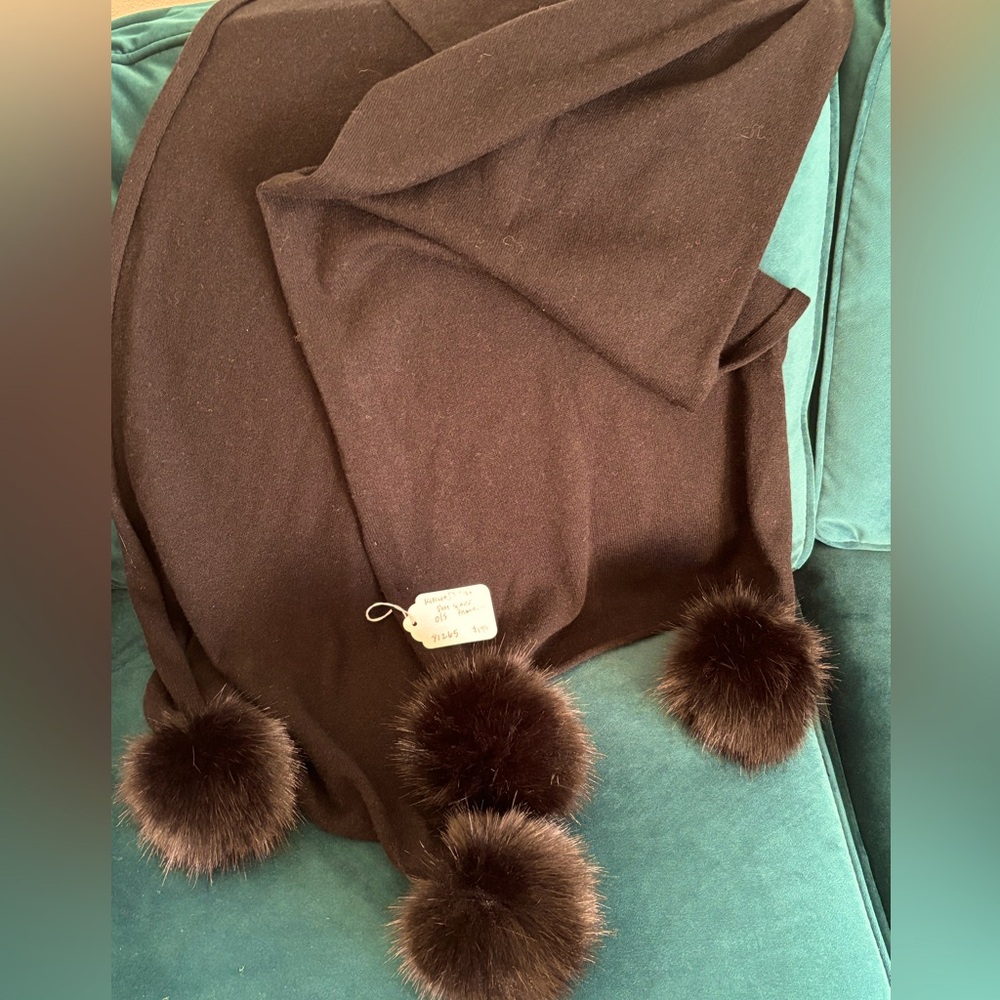Cashmere scarf with faux fur Pom-poms.